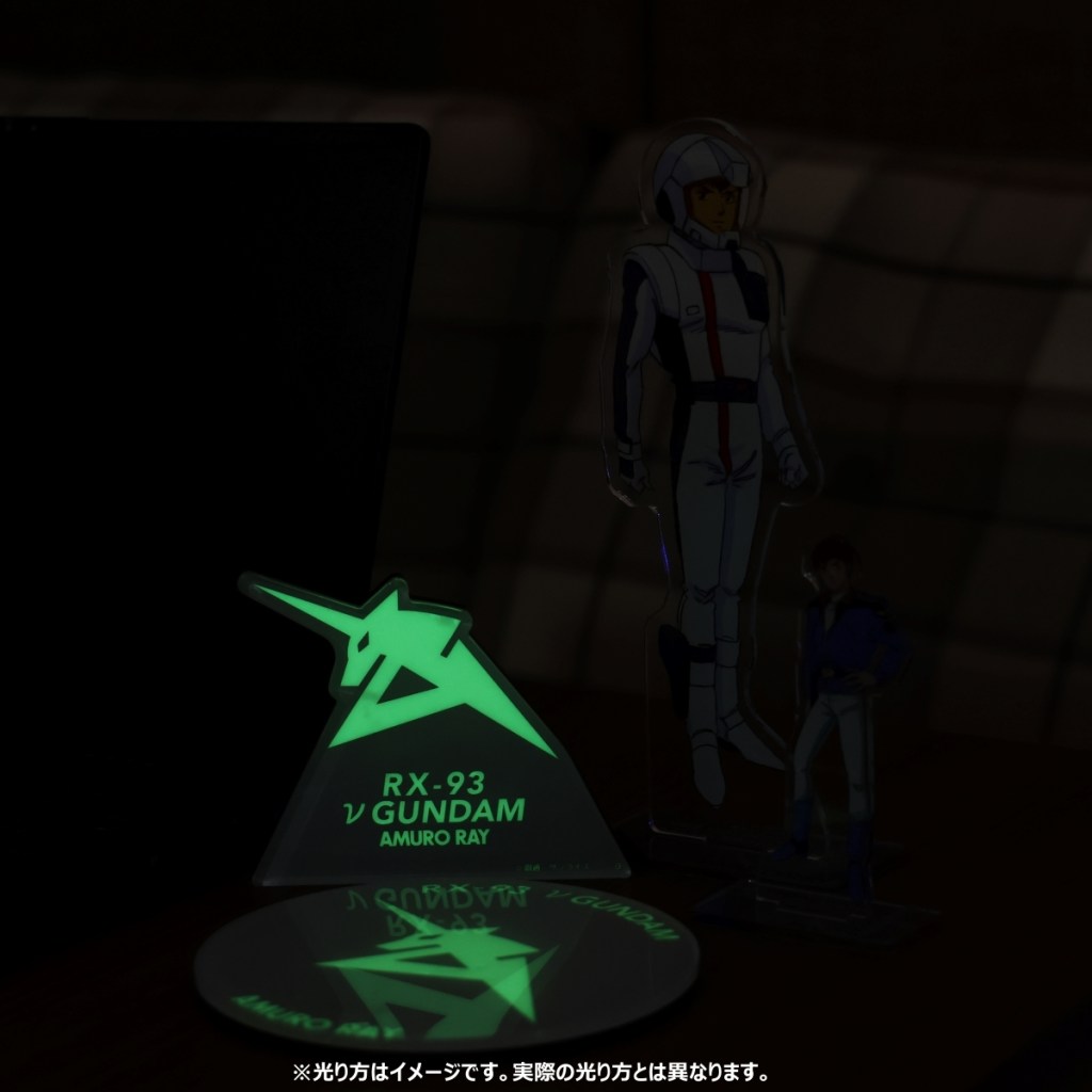 Эти акриловые подставки с эмблемой Gundam могут светиться в темноте