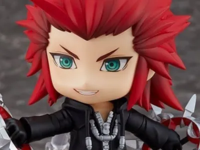 Axel Nendoroid holding two circular metal weapons