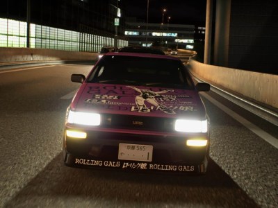 tokyo xtreme racer - A purple car comes racing down the highway.