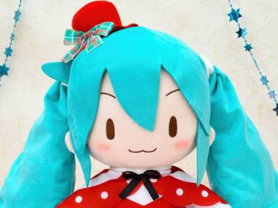 Hatsune Miku Christmas Plush and Blankets Debut in November