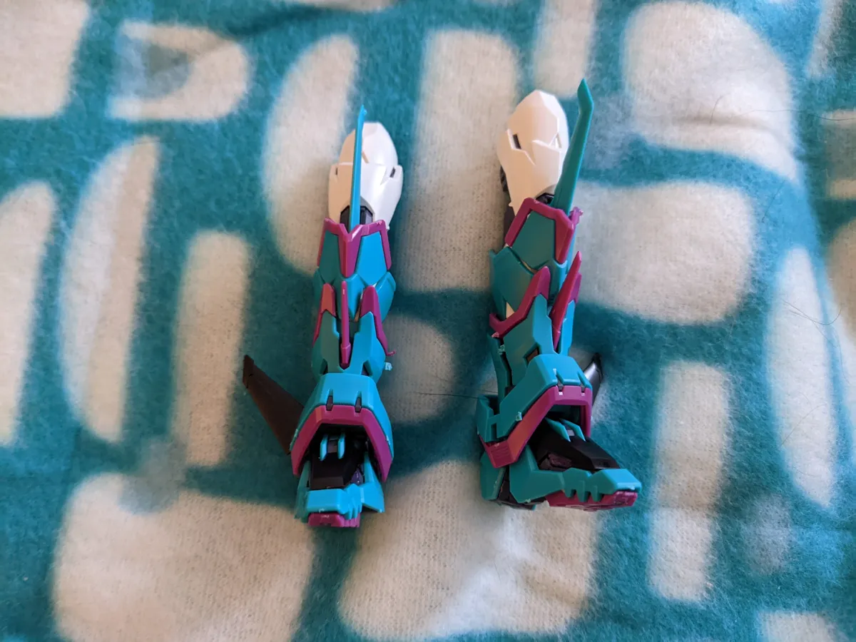 I love the look of the finished RG 1/144 Gundam Epyon Apex Legends Alter Version model kit, as the colors pop and represent the character well. 