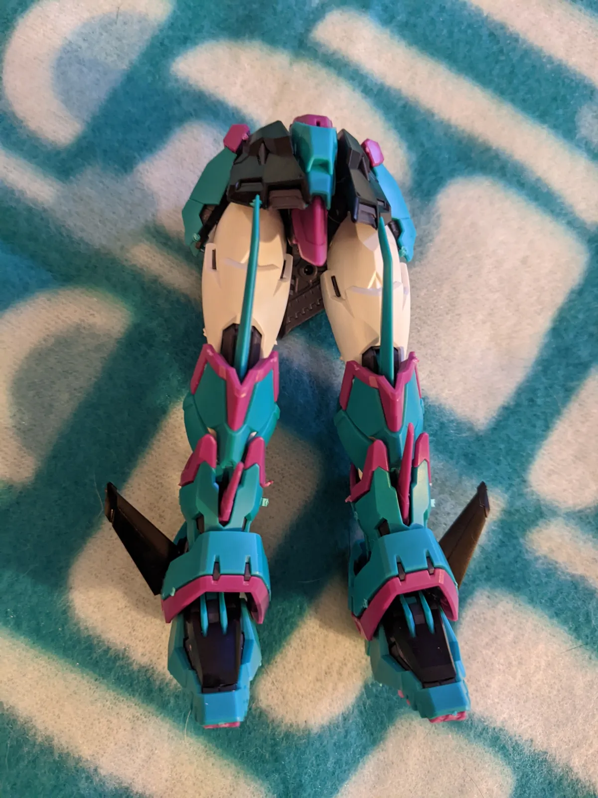 I love the look of the finished RG 1/144 Gundam Epyon Apex Legends Alter Version model kit, as the colors pop and represent the character well. 