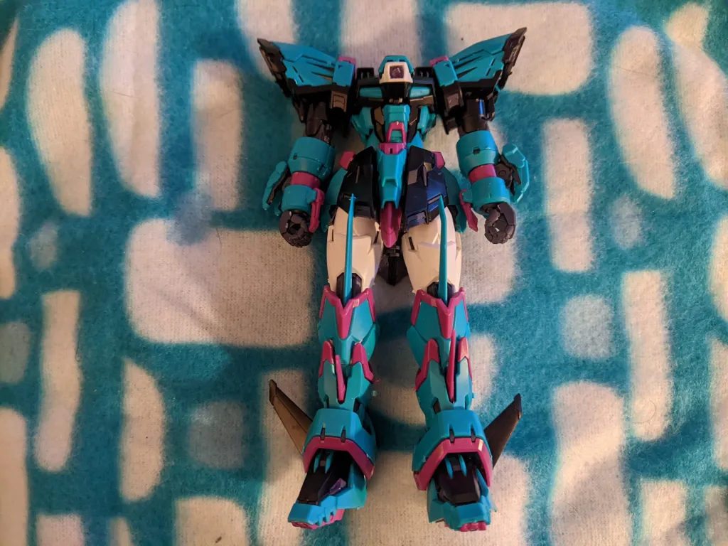 I love the look of the finished RG 1/144 Gundam Epyon Apex Legends Alter Version model kit, as the colors pop and represent the character well. 