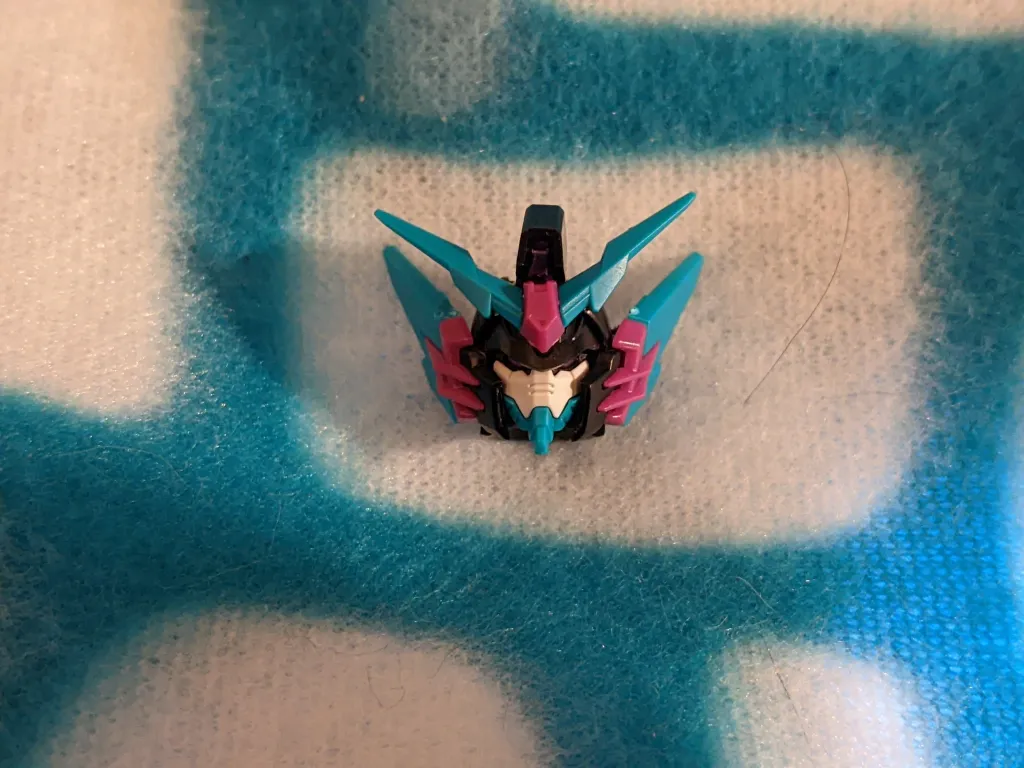 I love the look of the finished RG 1/144 Gundam Epyon Apex Legends Alter Version model kit, as the colors pop and represent the character well. 