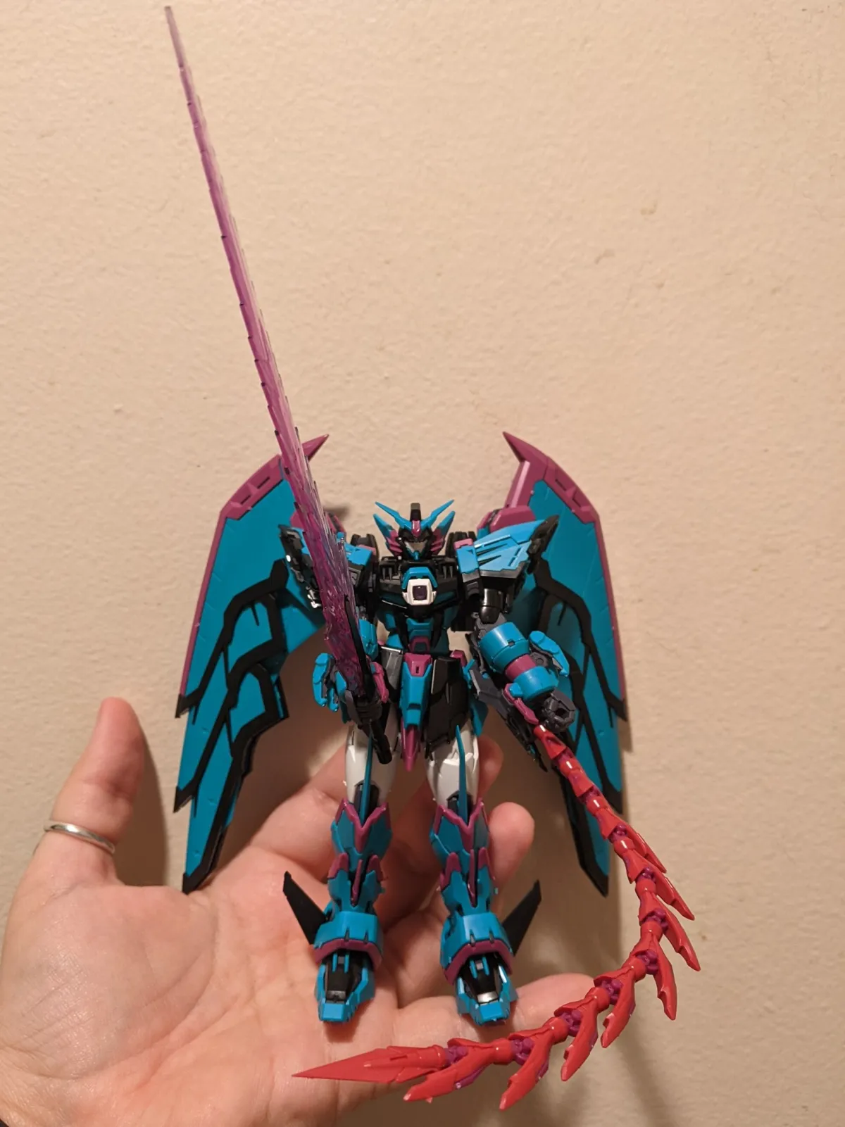 I love the look of the finished RG 1/144 Gundam Epyon Apex Legends Alter Version model kit, as the colors pop and represent the character well. 