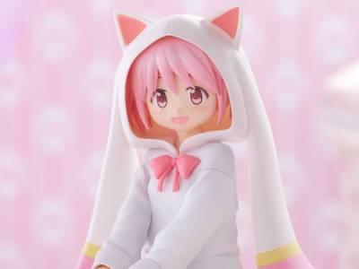 A Puella Magi Madoka Magica noodle stopper figure of Madoka Kaname features her wearing Kyubey kigurumi pajamas.