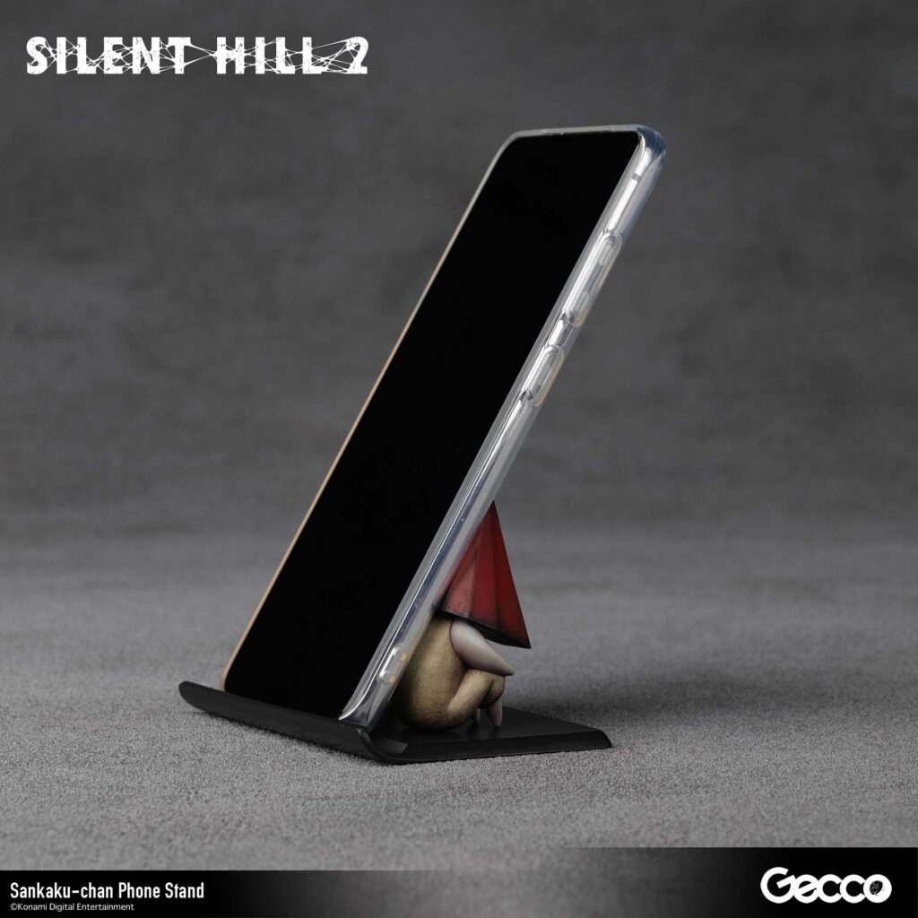 The next Gecco Silent Hill 2 merchandise will be a Sankaku-chan phone stand with two tiny red Pyramid Head figures. 