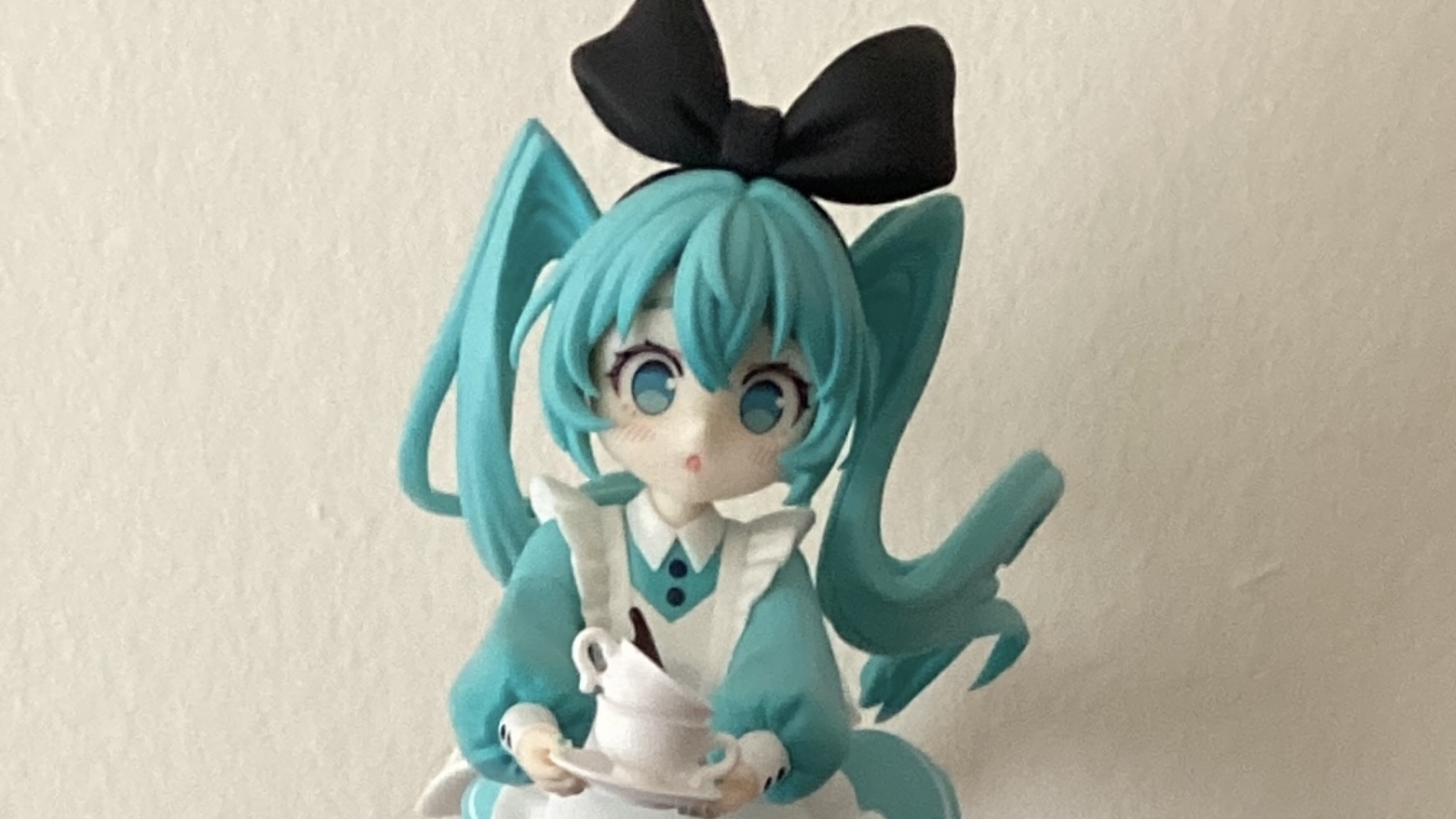 The Hatsune Miku Desktop Fairy Wonderland figure is fun because of the hurried element of her dynamic pose and Alice in Wonderland design.