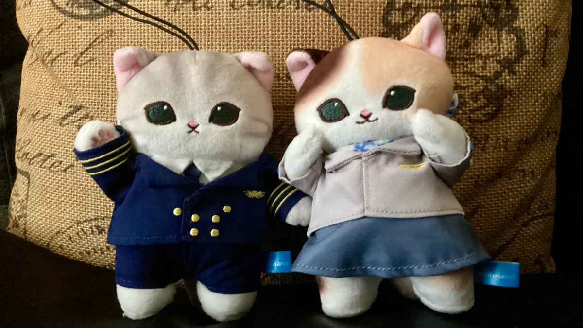 If you can get them during an international flight the Mofusand ANA Original Flight Cat Mascots do seem like a fun plush duo flight attendant pilot
